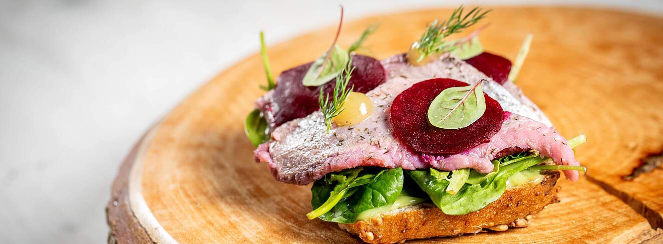 Rezept von Jürgen Kettner: „Shio-Koji-Matjes mit Wasabi-Sauerrahm, Rote ...